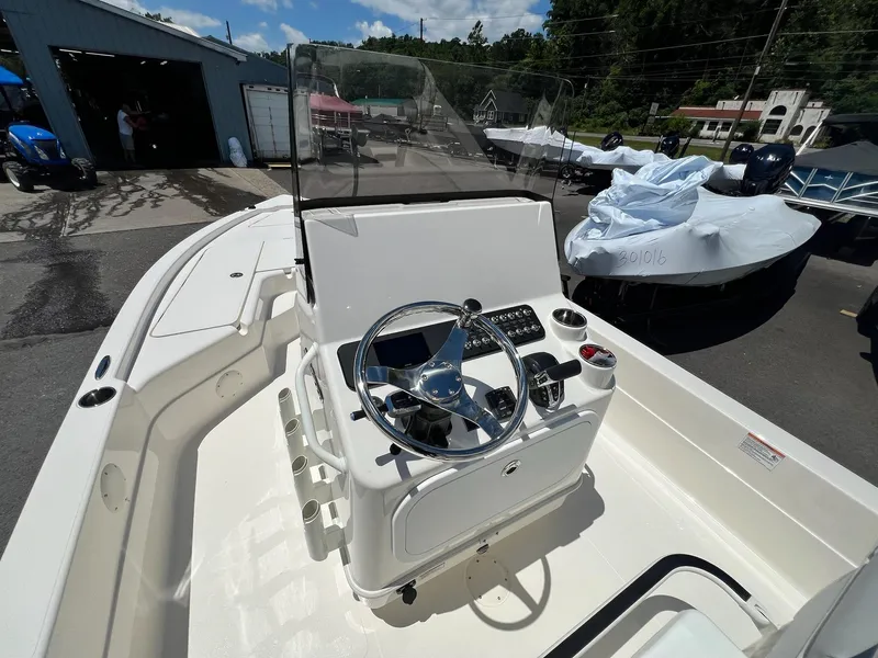 Slide: The Image of Skeeter SX221 2025 - 18