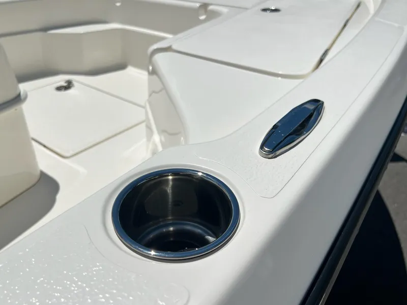 Slide: The Image of Skeeter SX221 2025 - 22