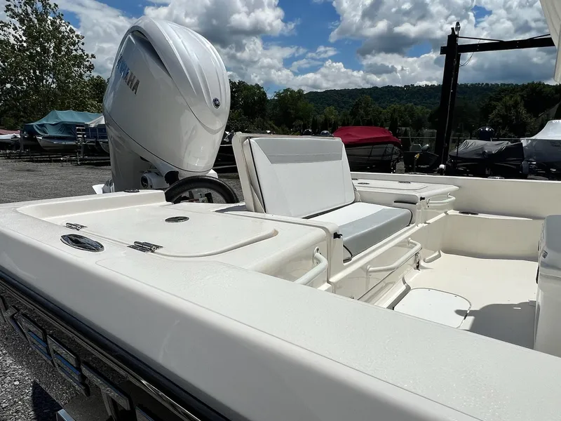 Slide: The Image of Skeeter SX221 2025 - 24