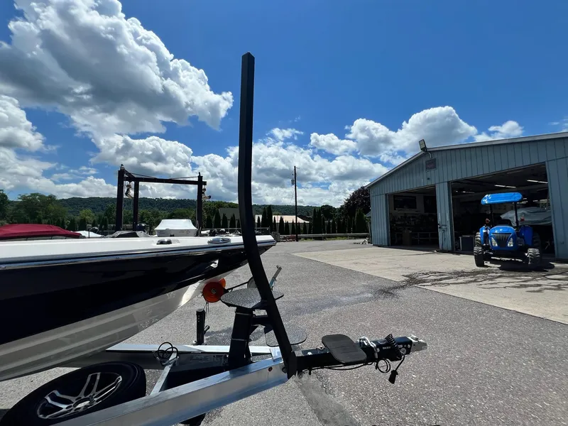 Slide: The Image of Skeeter SX221 2025 - 28