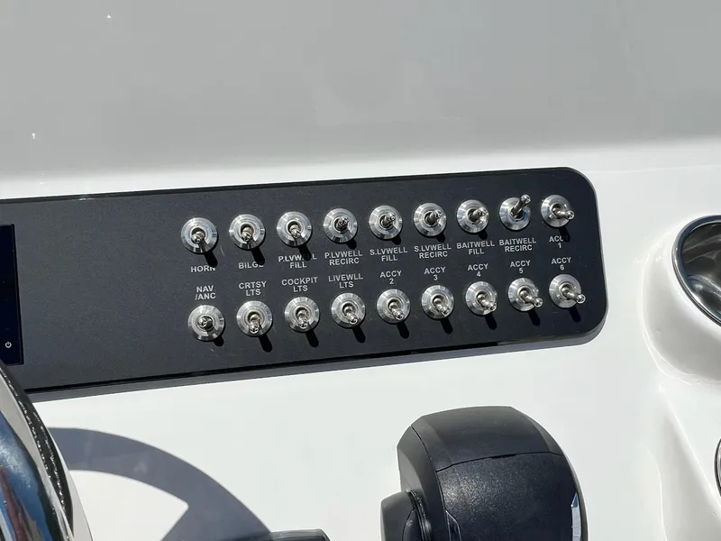 Slide: The Image of Skeeter SX221 2025 - 30