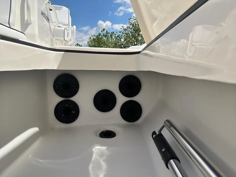 Slide: The Image of Skeeter SX221 2025 - 31