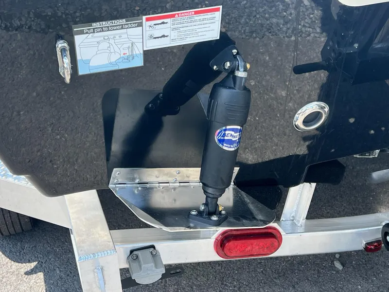 Slide: The Image of Skeeter SX221 2025 - 32