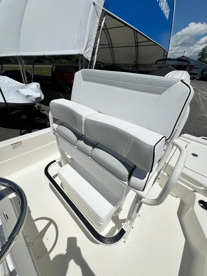 Slide: The Image of Skeeter SX221 2025 - 35