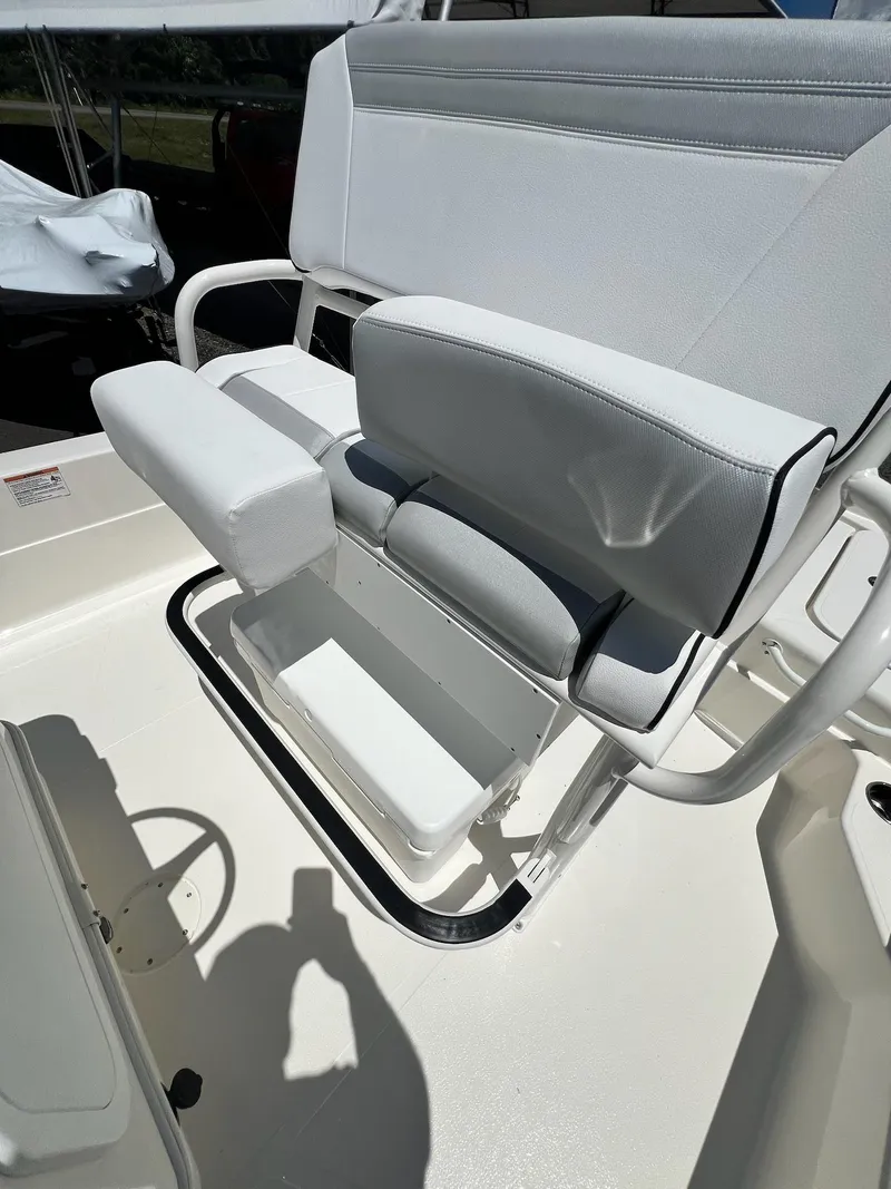 Slide: The Image of Skeeter SX221 2025 - 36