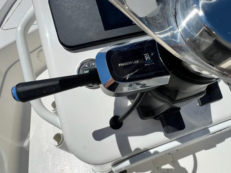 Slide: The Image of Skeeter SX221 2025 - 38