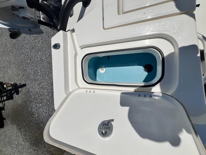 Slide: The Image of Skeeter SX221 2025 - 4