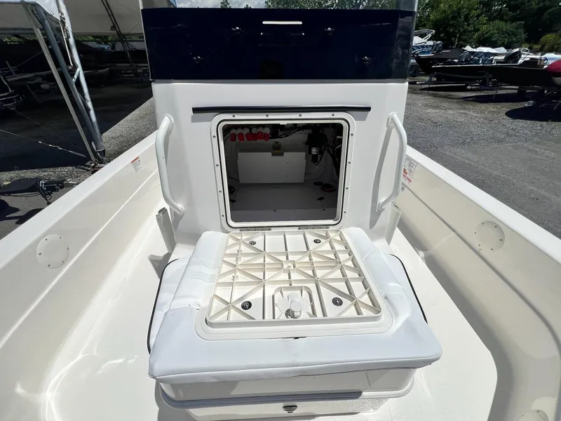 Slide: The Image of Skeeter SX221 2025 - 48