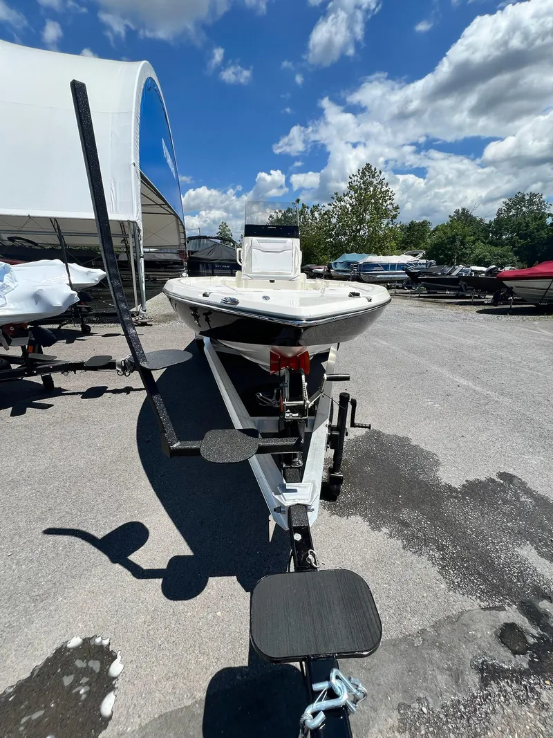 Slide: The Image of Skeeter SX221 2025 - 5