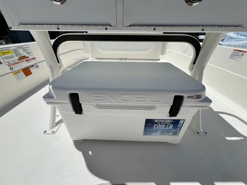 Slide: The Image of Skeeter SX221 2025 - 6