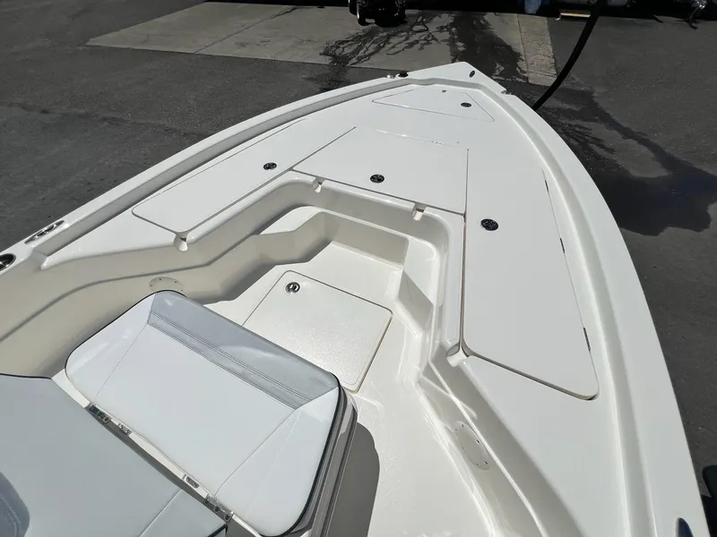 Slide: The Image of Skeeter SX221 2025 - 8