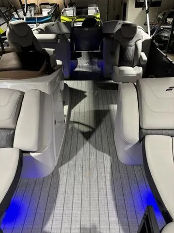 Slide: The Image of Starcraft SLS 3 Pontoon 2025 - 14