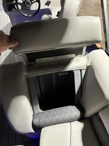 Slide: The Image of Starcraft SLS 3 Pontoon 2025 - 29