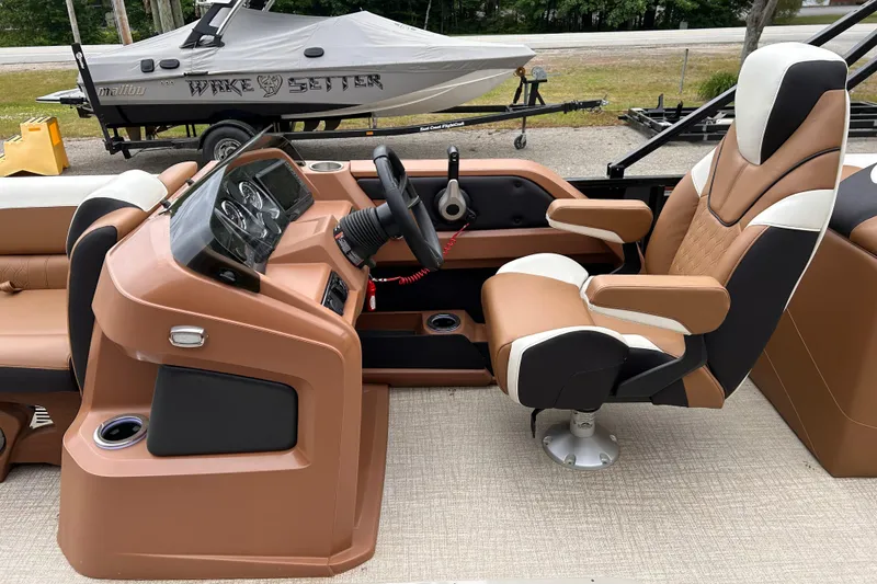 Slide: The Image of 2024 Avalon LSZ Entertainer 23' boat interior with captain's chair and control console. - 10