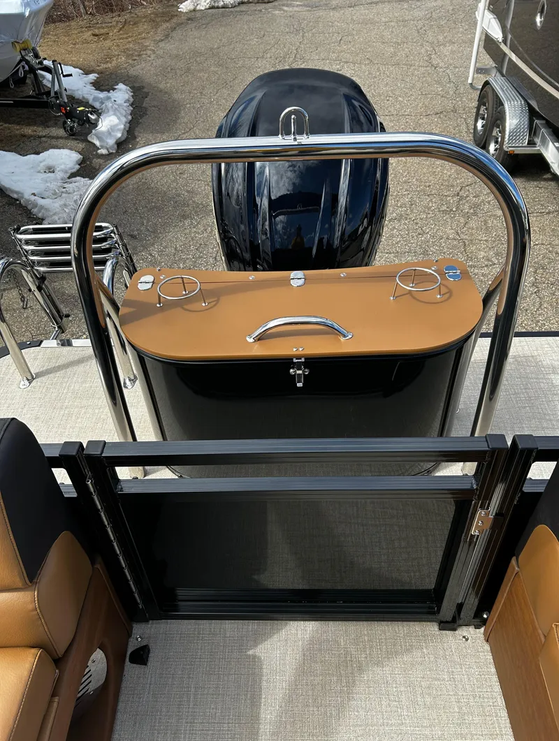 Slide: The Image of 2024 Avalon LSZ Entertainer 23' boat with rear seating and motor. - 30