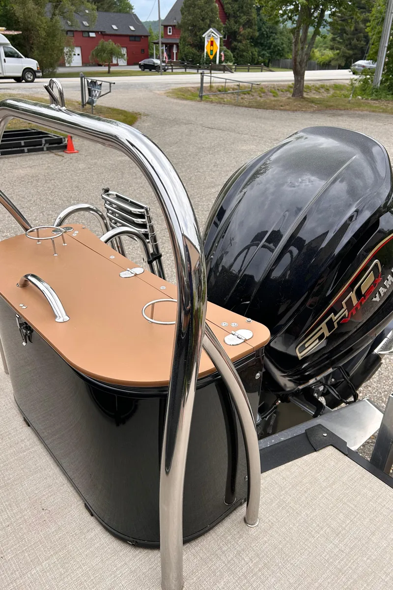 Slide: The Image of 2024 Avalon LSZ Entertainer 23' boat with Yamaha outboard motor. - 32