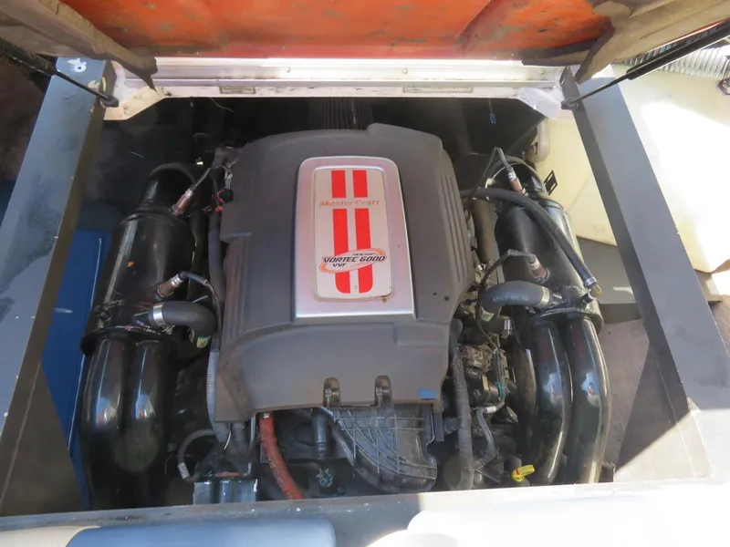 Slide: The Image of 2009 MasterCraft MariStar 255 engine compartment with Vortec 6000 engine. - 17