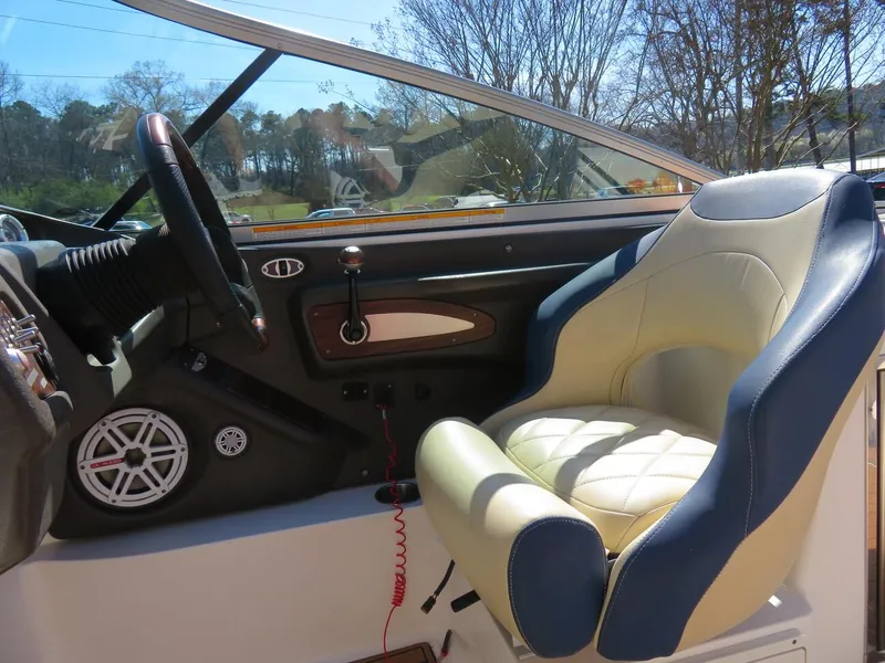Slide: The Image of 2009 MasterCraft MariStar 255 boat interior with steering wheel and captain's chair. - 9