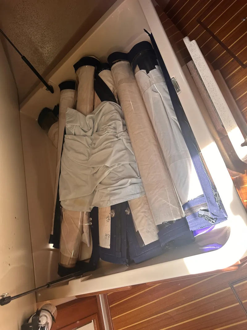 Slide: The Image of Island Packet 420 2002 - 52