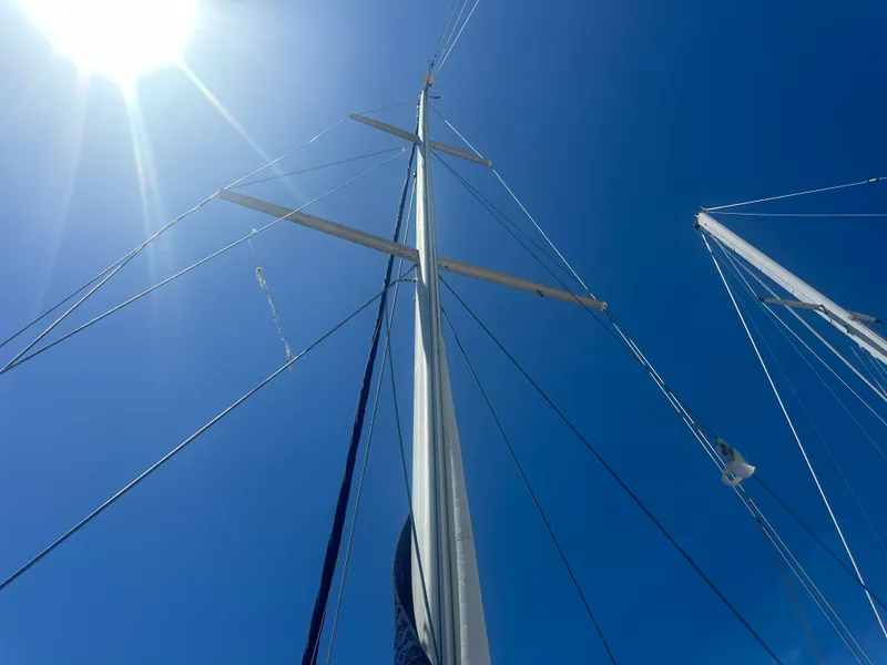 Slide: The Image of Mast and rigging of 2002 Island Packet 420 sailboat under bright sun and clear blue sky. - 7