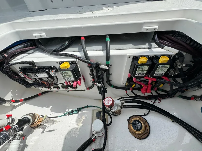 Slide: The Image of 2025 Everglades 285 Center Console boat wiring and battery setup. - 21