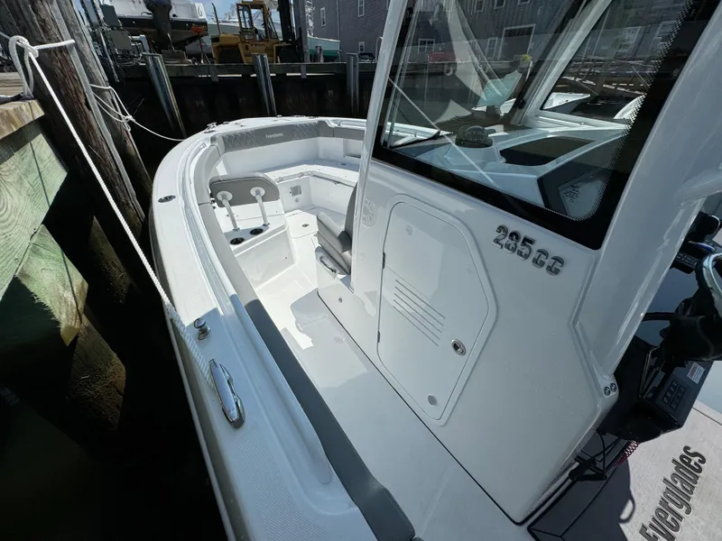 Slide: The Image of Everglades 285 Center Console 2025 - 50