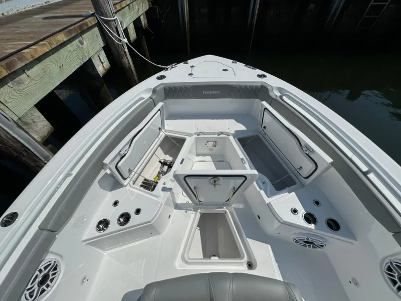 Slide: The Image of Everglades 285 Center Console 2025 - 53