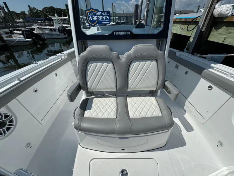 Slide: The Image of Everglades 285 Center Console 2025 - 64