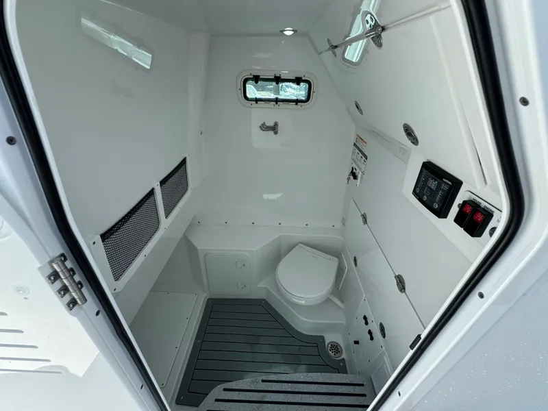 Slide: The Image of Everglades 285 Center Console 2025 - 66