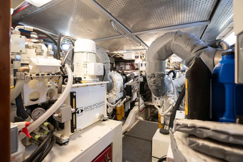 Slide: The Image of Vitech 68' Vitech Pilothouse 1999 - 102