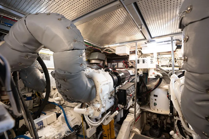 Slide: The Image of Vitech 68' Vitech Pilothouse 1999 - 104