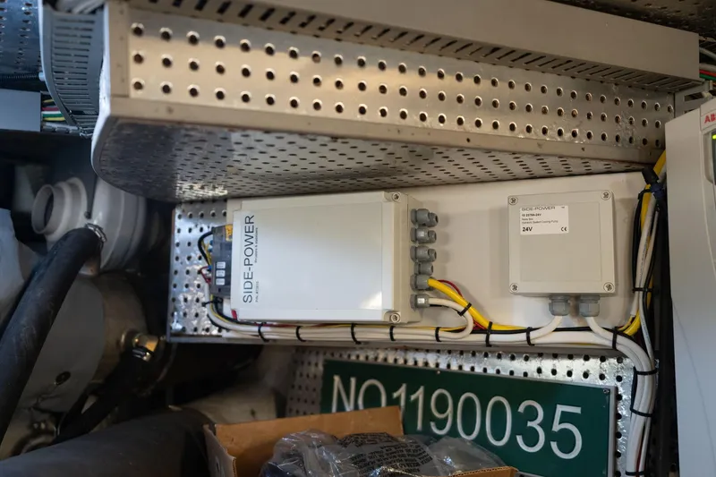 Slide: The Image of Vitech 68' Vitech Pilothouse 1999 - 112