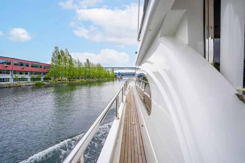 Slide: The Image of Vitech 68' Vitech Pilothouse 1999 - 81