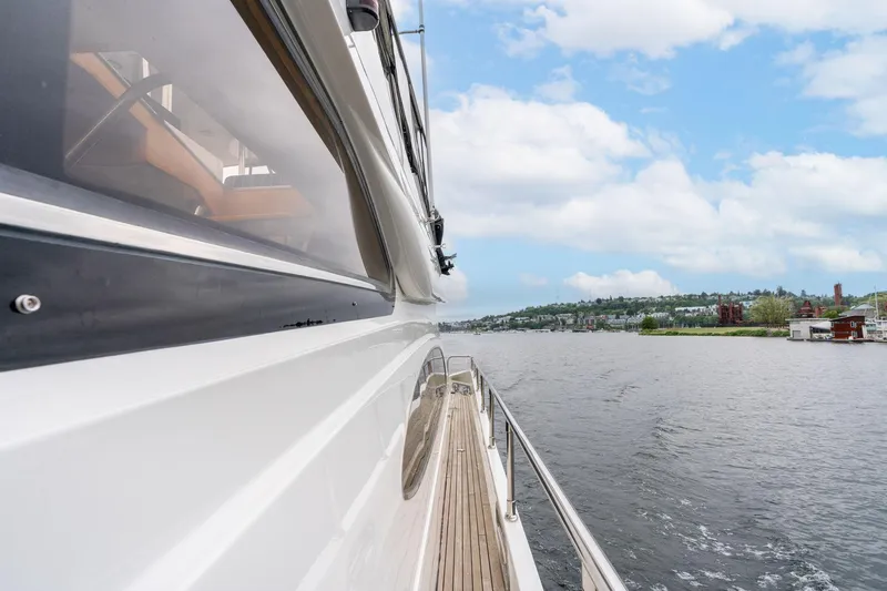 Slide: The Image of Vitech 68' Vitech Pilothouse 1999 - 89