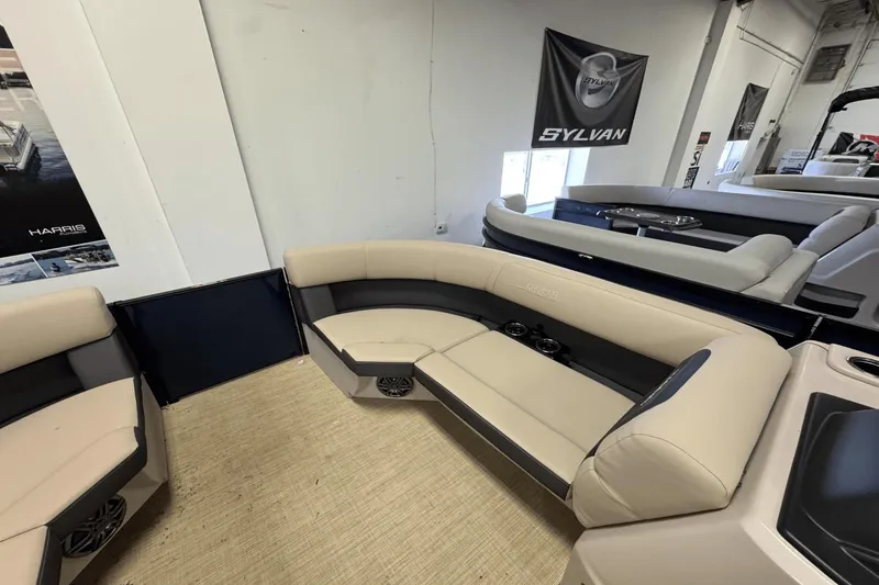 Slide: The Image of Harris Cruiser 210 2025 - 10