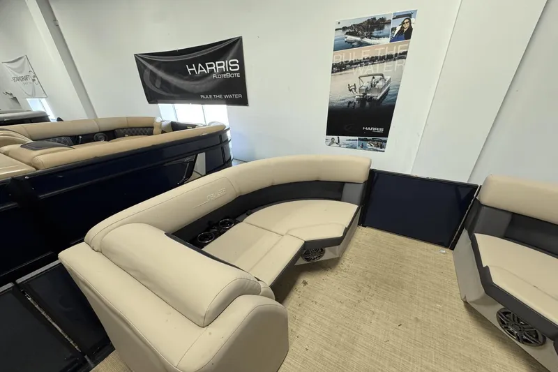 Slide: The Image of Harris Cruiser 210 2025 - 11