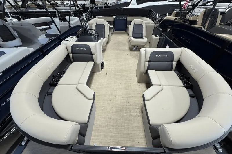 Slide: The Image of Harris Cruiser 210 2025 - 12