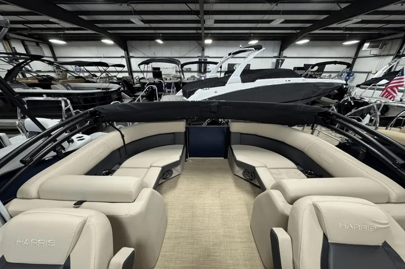 Slide: The Image of Harris Cruiser 210 2025 - 3