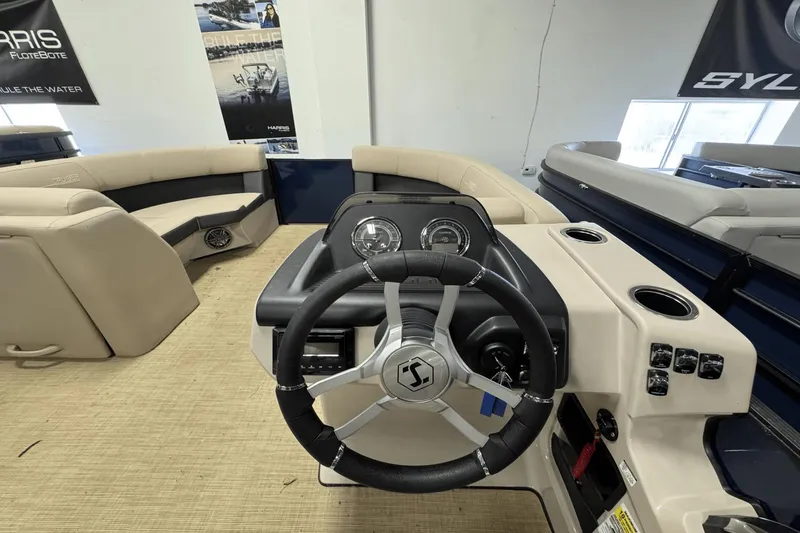 Slide: The Image of Harris Cruiser 210 2025 - 6