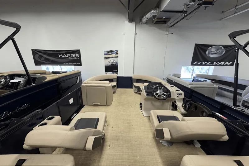 Slide: The Image of Harris Cruiser 210 2025 - 7