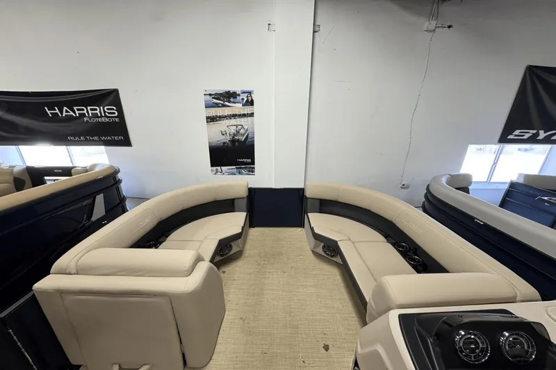 Slide: The Image of Harris Cruiser 210 2025 - 9