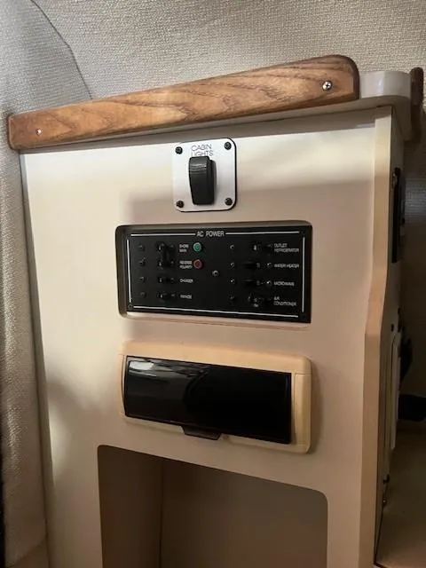 Slide: The Image of 1999 Four Winns 258 Vista control panel and AC power switch. - 7