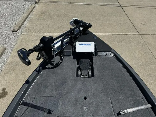 Slide: The Image of 2025 Phoenix Bass Boats 721 ZXL with Lowrance fishfinder and trolling motor. - 18
