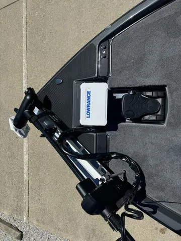 Slide: The Image of 2025 Phoenix Bass Boats 721 ZXL with Lowrance fishfinder. - 19