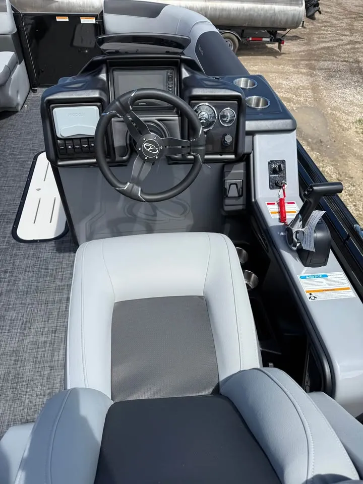 Slide: The Image of VERANDA VR235RC TRITOON 2027 - 6