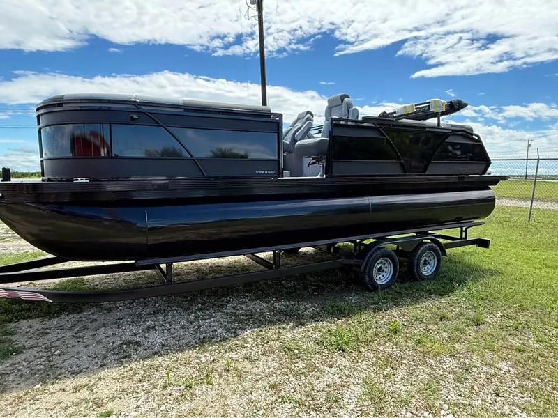 The Image of VERANDA VR235RC TRITOON 2027 - 0
