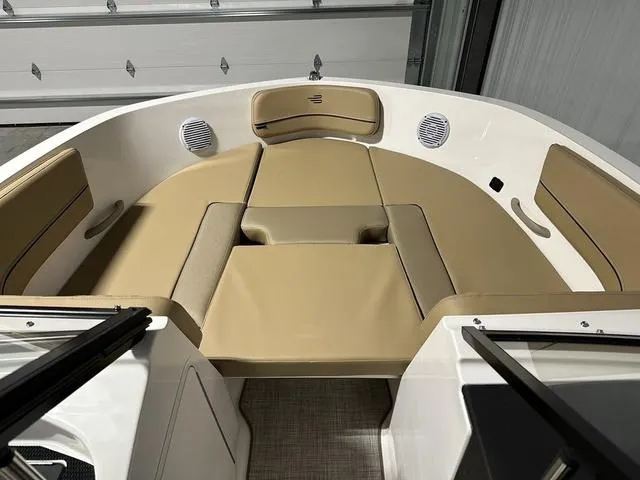 Slide: The Image of Bayliner VR5 Bowrider 2024 - 10