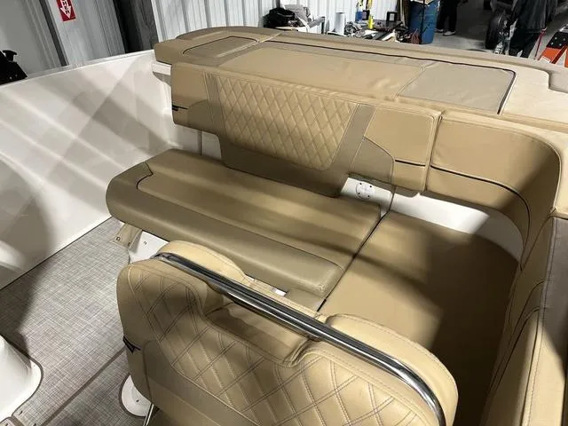 Slide: The Image of Bayliner VR5 Bowrider 2024 - 13