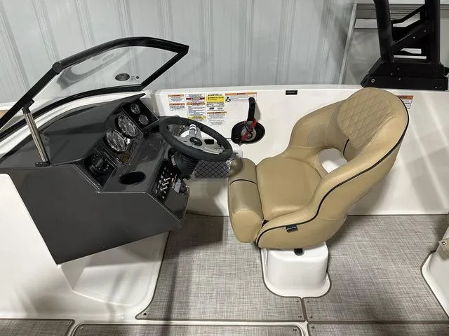 Slide: The Image of Bayliner VR5 Bowrider 2024 - 14