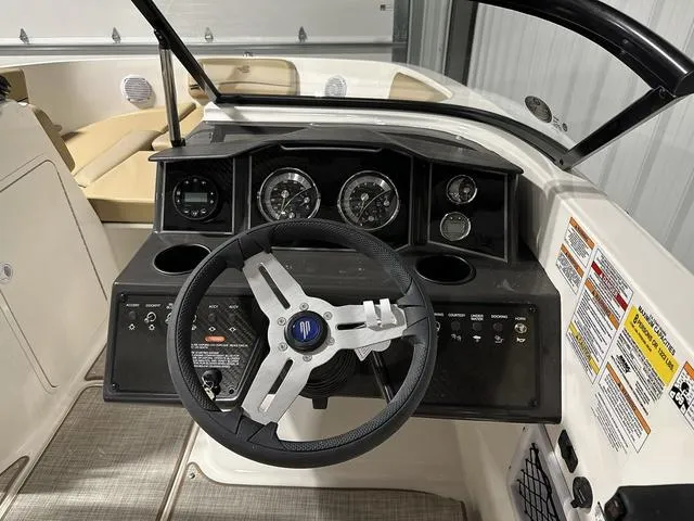 Slide: The Image of Bayliner VR5 Bowrider 2024 - 15